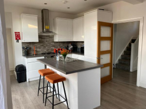 On main route to Stourbridge M5 Dudley Birmingham Bromsgrove Kidderminster Contractors Families Detached Driveway 4 bedrooms sleeps 7